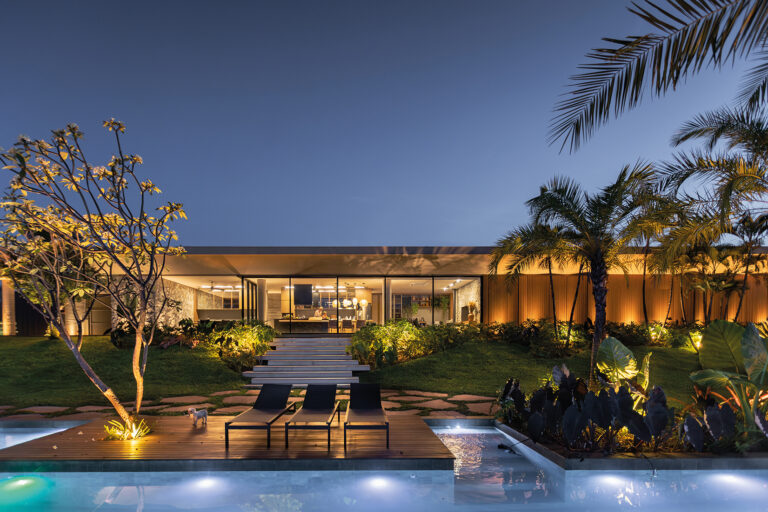 02_Inside facade of the house